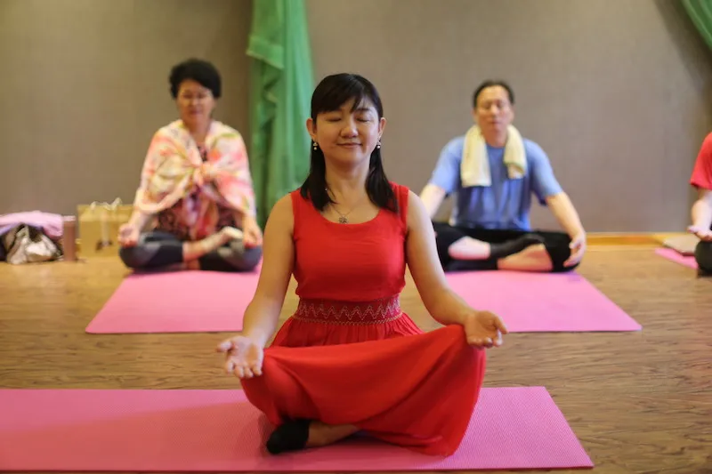 A group settling into Sahaj meditation